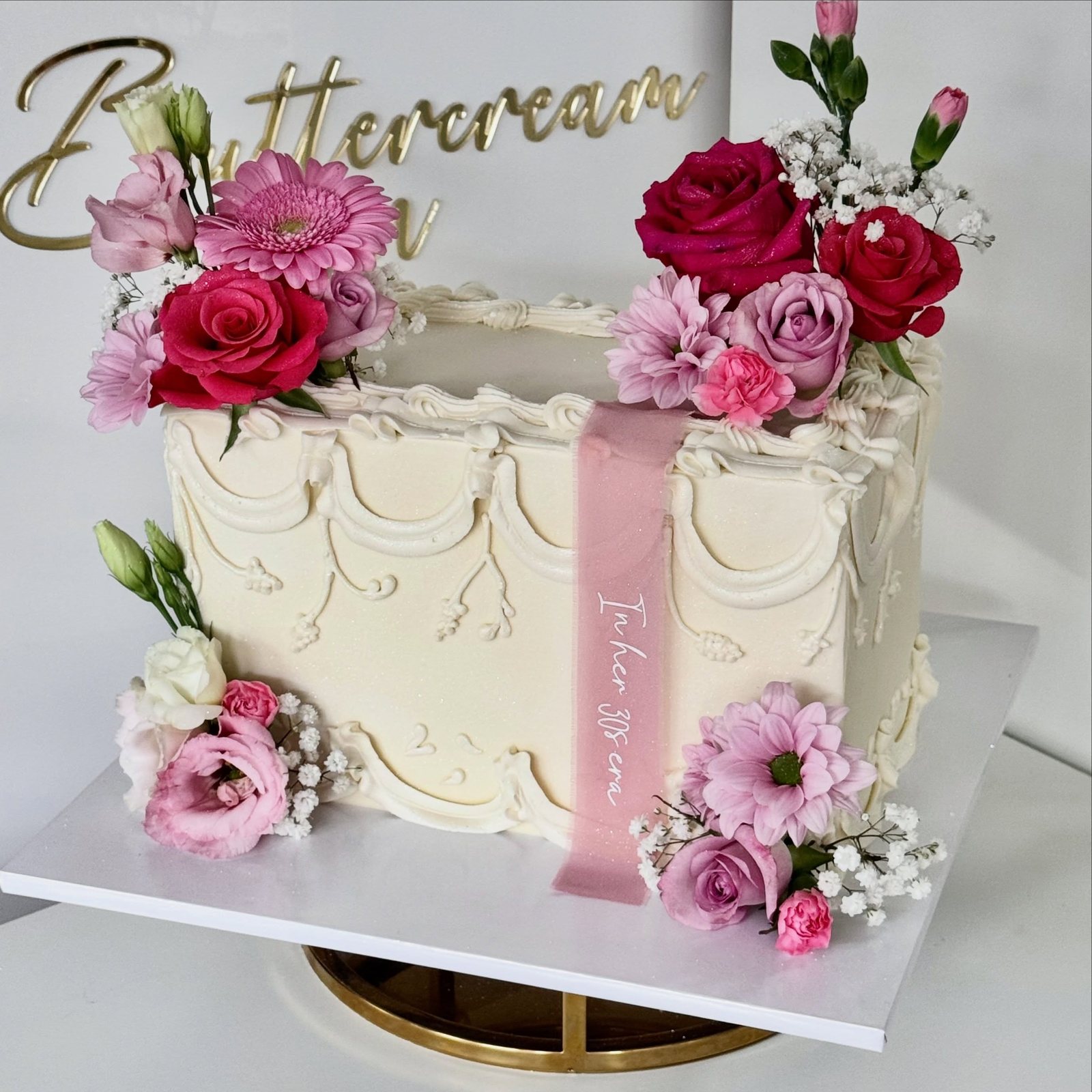 Rectangle cake with roses and a silk ribbon