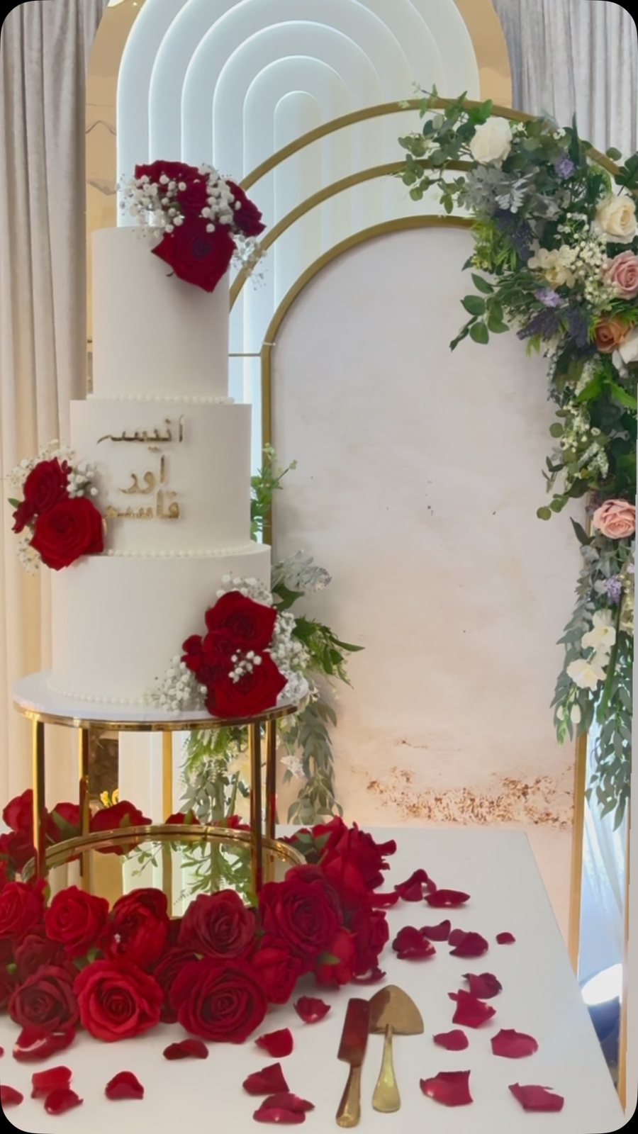 Wedding cake with red roses in the venue